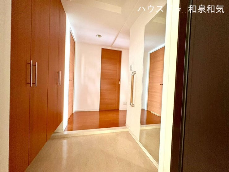 ゆとりある玄関スペースは、帰宅時の第一印象を明るく心地よいものにしてくれます。