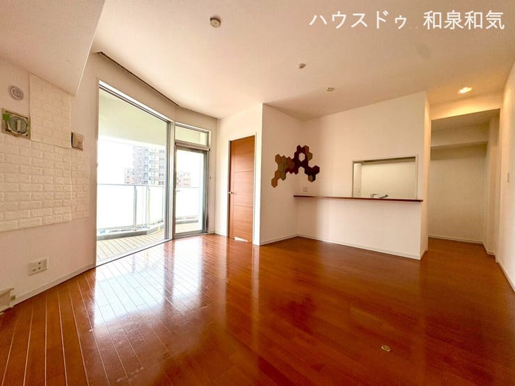 【リビング】
高級感と開放感のあるリビング。大きな窓から光が差し込み明るいリビング空間です。