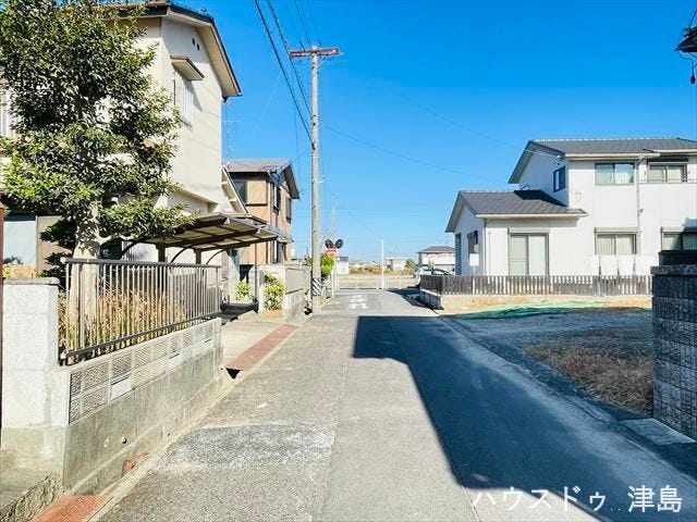 東側公道幅約5.0m。車1台が余裕を持って通れる道幅です。お車で4分ほどのところに「MEGAドン・キホーテUNY勝幡店」あり、お買い物に便利です。