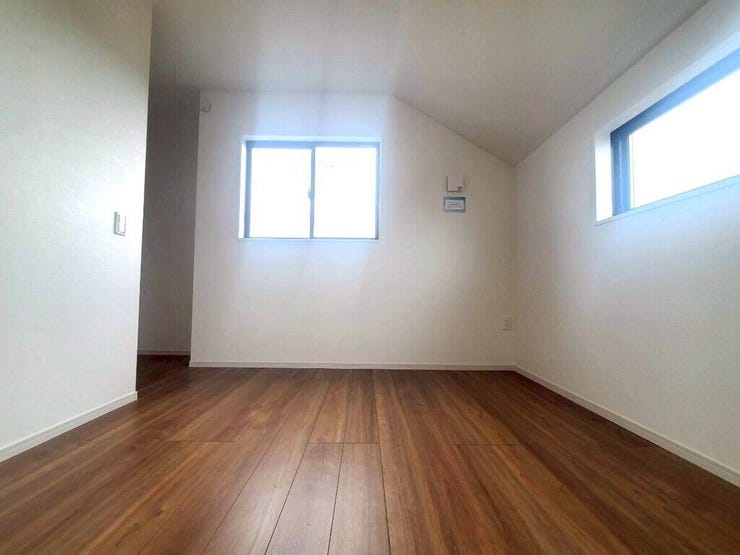 【Bedroom】ベッドとデスクを置いてもゆとりのある、使い勝手の良い広さの洋室です。