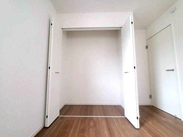 【Bedroom】クローゼット完備で収納力◎。家具の配置もしやすい機能的な洋室です。
