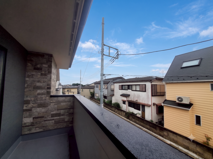 【Balcony】日当たりの良いバルコニーはお洗濯物がしっかり乾きやすく、毎日の家事にも重宝します。