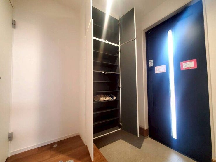 【Entrance】シューズボックス完備の玄関で、靴や小物もスッキリ収納できます。