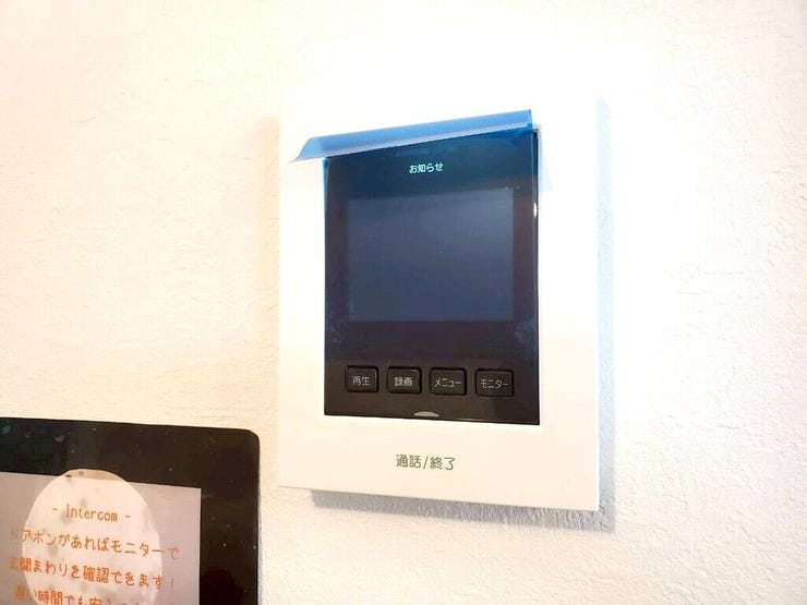 【Facilities】来訪者を確認できるモニター付きインターホンで、防犯面も安心です。
