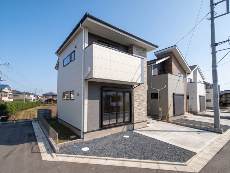 【Exterior】角地ならではの明るさと風通しの良さが魅力。周囲にゆとりがあり、開放感のある暮らしを叶えます。