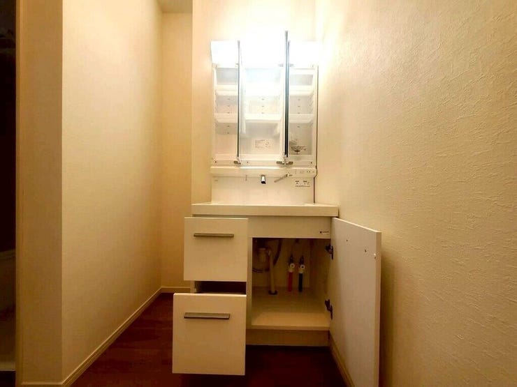 【Washroom】すっきりとしたデザインで、毎日の生活が快適に。収納も豊富な洗面所です。