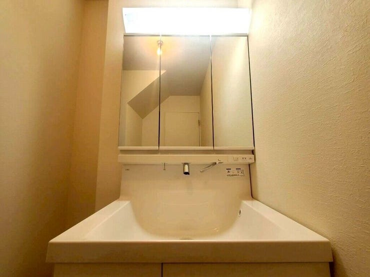 【Washroom】毎朝の準備がスムーズに。広めの洗面台と収納が使いやすい洗面所です。