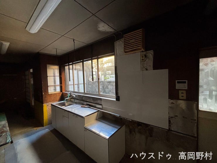 晴れた日には日差しが差し込み明るい室内です。