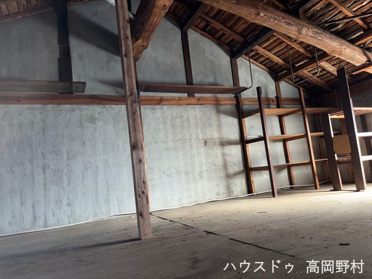 屋根裏収納もあります。