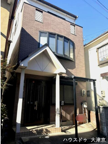 【外観】
落ち着いたブラウンのタイル調の3階建て。高級感のある外観です。特徴的な大きな出窓が魅力的♪