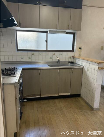 作業スペースが広いL字型システムキッチンで料理効率がアップ!
大きな窓も嬉しいポイント♪