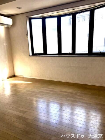 大きな窓から日差しがたっぷり差し込む、明るく開放的なリビングです♪