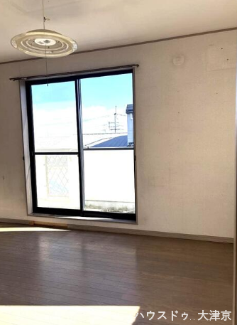 3階洋室。
バルコニーに面した開放感あるお部屋です♪