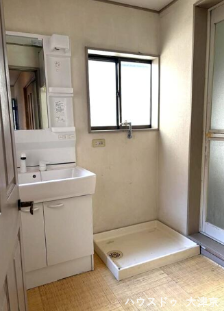 洗面所にも窓があり、湿気を逃がして清潔に保ちやすい空間です。