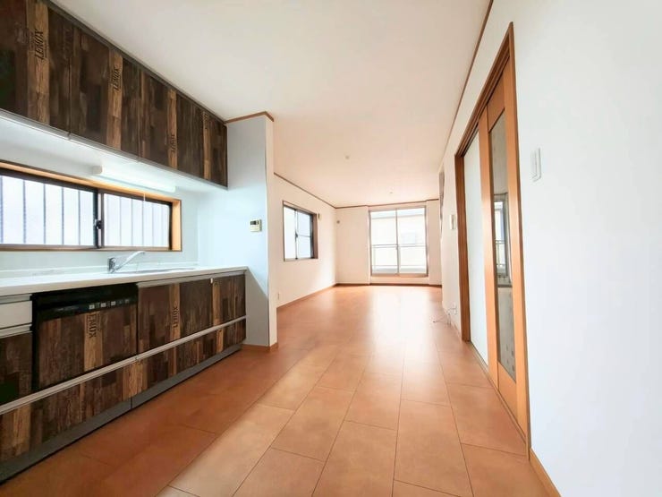 【リビング】
LDK約16帖
二面採光で窓も多く、部屋が明るいです!