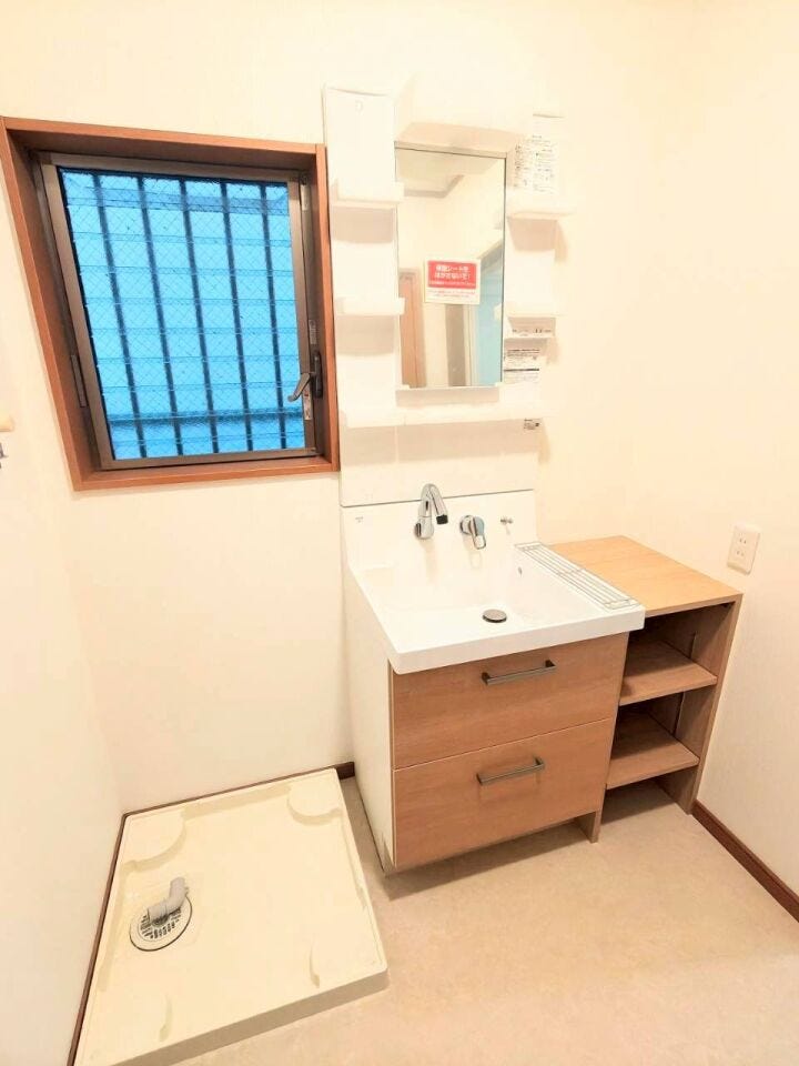 室内洗濯機置き場あります。
嬉しい収納棚あります!