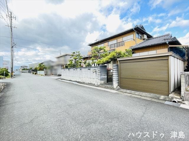 南側公道幅約6.5m。間口約13.5m。道幅にゆとりがあるので、車種を選びません。大きめのお車を乗りたい方にもおススメです。西尾張中央道が近くお車のアクセスに便利です。