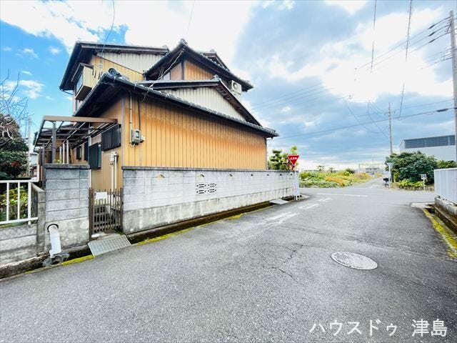 西側公道幅約5.5m。間口約12.5mが広く、駐車スペース3台以上もプランしていただきやすいですね。南向きの建築プランが可能なので、陽当たりに優れた住まいを実現していただけます。