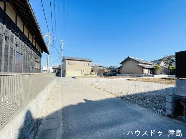 西側公道幅約3.5m。道路は狭いですが、交通量が少ないので静かな環境です。西尾張中央道に近くお車のアクセスが快適な立地です。並列駐車3台可能です。