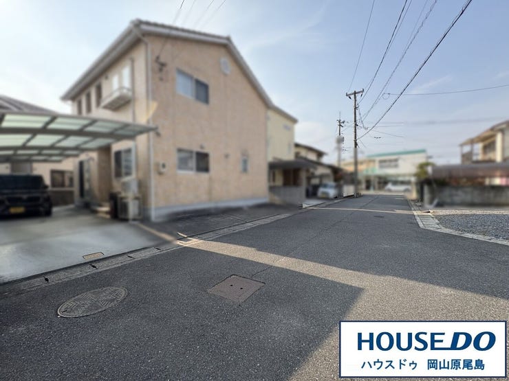 西側前面道路は約6mのゆとりある広さの幅員で、車の出し入れも安心です。