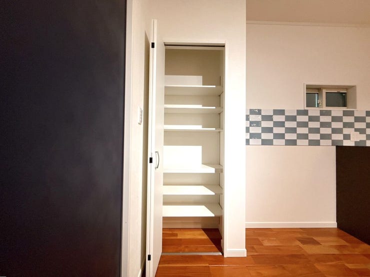 食料品や消耗品のほかにも、食器や調理器具、掃除道具など生活に必要なものをなんでも 収納できる便利なパントリー。