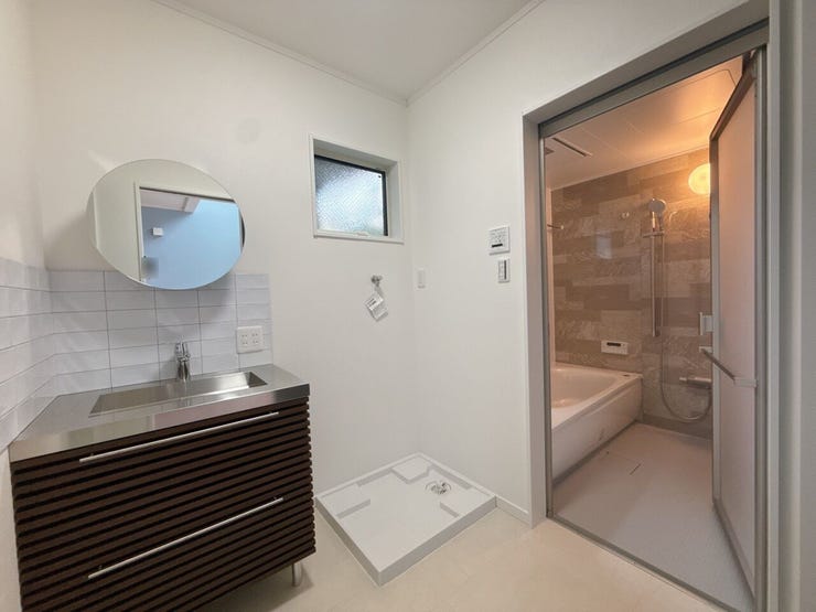 明るく清潔感溢れる洗面スペース。毎日使う場所だからこそ、快適な空間となっております。