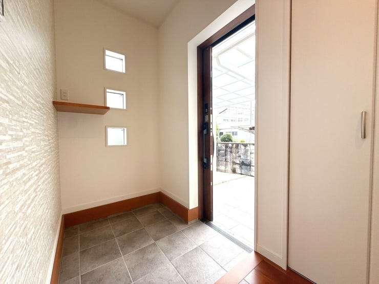 人を迎え入れることが嬉しくなる、明るい玄関空間。