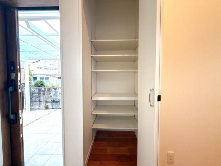 共有スペースにも収納があるので、ストックや掃除道具などもしまっておけますね。