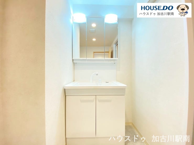 洗面からお化粧まで!忙しい朝の準備にぴったりなシャワー付洗面化粧台付き