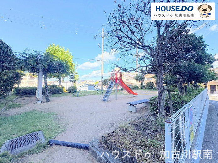 敷地内に公園があるのでお子様も楽しめます!