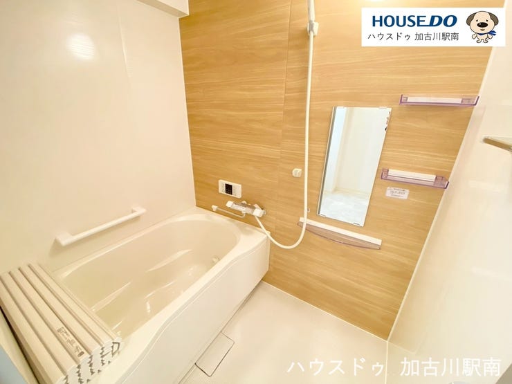 浴室には手すりが付いているので、ご年配の方にも安心です