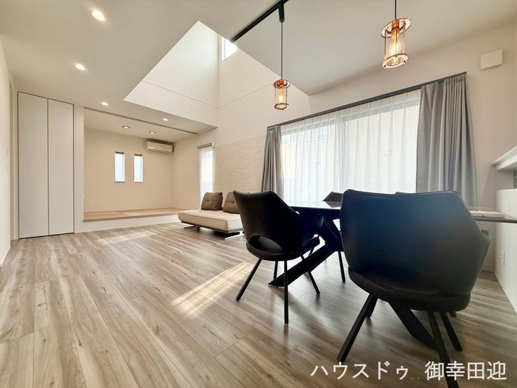 ■□■安らぎと笑顔の中心地■□■陽光が優しく降り注ぎ、会話が自然と弾む。ここでは、毎日が特別な時間へと変わります