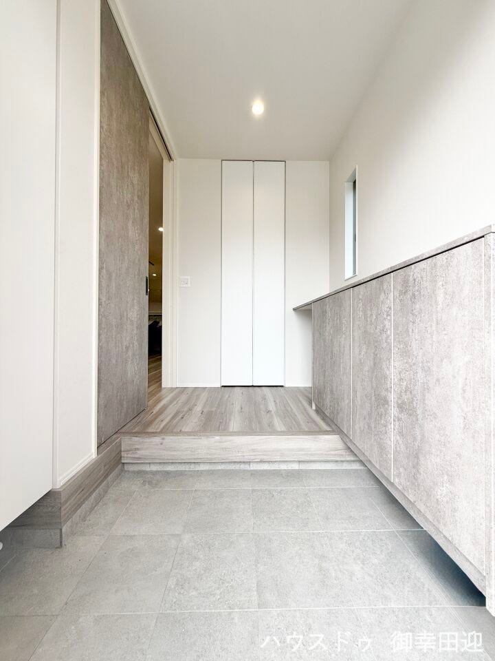 ■□■「ただいま」の安堵をくれる場所■□■訪れる人を迎え入れ、帰るたびにホッと一息つける、明るく機能的なエントランス