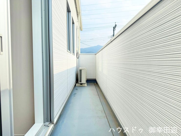 ■□■空の下の開放的な特等席■□■日光浴や読書、外の空気を感じながらリフレッシュ。暮らしを豊かにする、もう一つの心地よい空間です