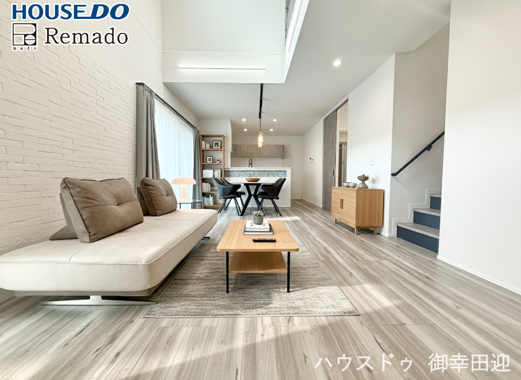 【リビング】
■□■家族の笑顔が集う、安らぎとくつろぎの中心地■□■お気に入りの家具を迎え、窓からは心地の良い光が差し込みます。※CGで家具を配置しています