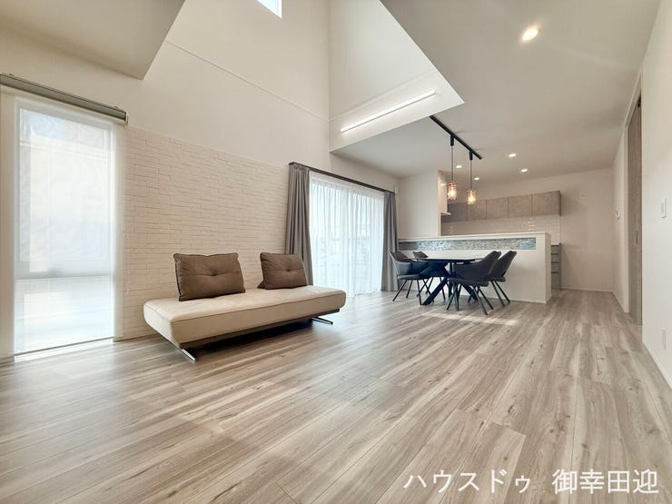 ■□■安らぎと笑顔の中心地■□■陽光が優しく降り注ぎ、会話が自然と弾む。ここでは、毎日が特別な時間へと変わります