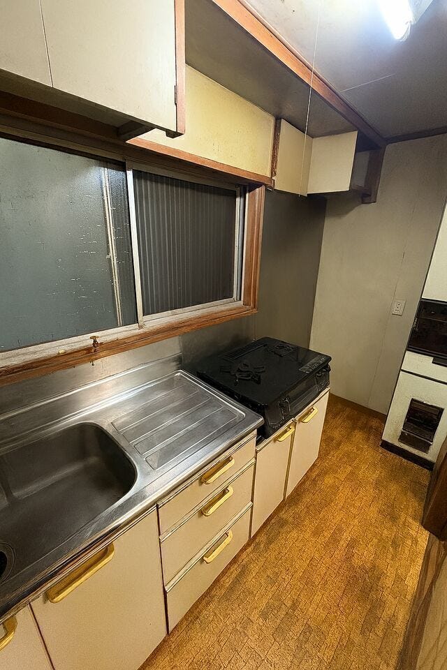 窓付きのキッチンで換気もしやすい◎
※小物類を除去する修正を行っております。