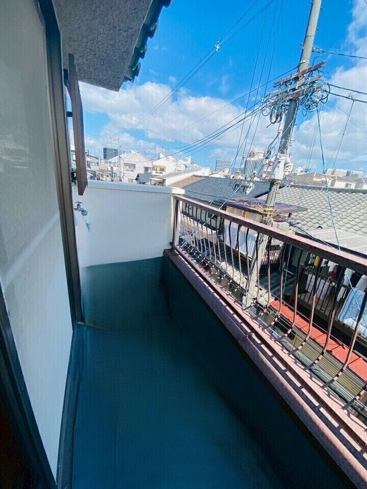 日中は明るく洗濯物もしっかり乾きそうなバルコニースペース★