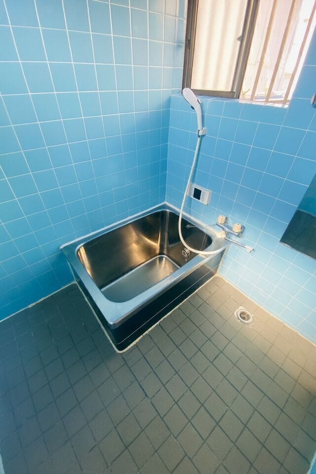 浴室には窓もありますので換気もしやすく清潔感も◎
※家具消しの修正をしております。