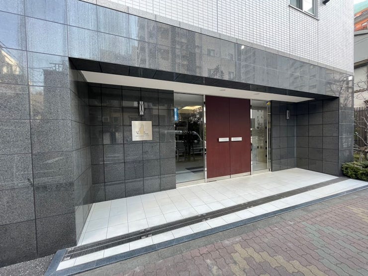 落ち着きがあり、ゆったりとしたエントランスへのアプローチです