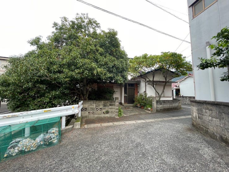 小倉北区黒原 中古戸建て 小・中学校徒歩7分程度で通いやすい立地♪コンビニまで徒歩約8分で買物便利♪