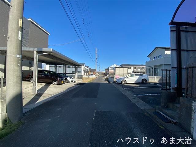 幅員約5.2mの前面道路です。2台の車がすれ違うことが出来る道幅です。車の出し入れもゆったりとする事が出来ます。