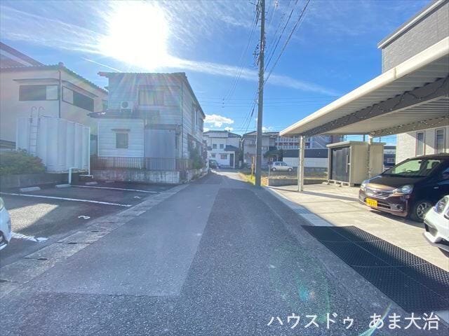 お子様と手を繋いで歩いている横を車が通り抜けれる道幅となっています。安心してお子様と一緒にお出掛けする事が出来ます。