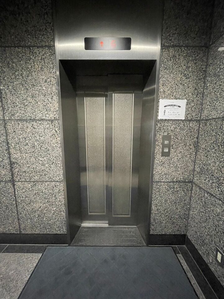 重い荷物がある時やベビーカー、カートの使用時も便利で安心です