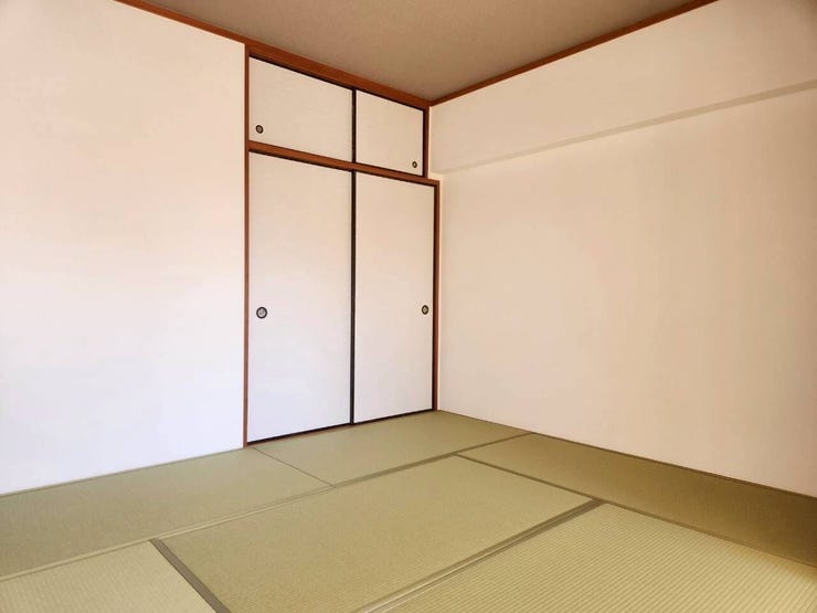 畳の上でごろ寝をしたり、お茶を飲んだり、リラックスするのにぴったりですね♪
和の趣を感じながら、ゆったりとした時間を過ごしませんか♪