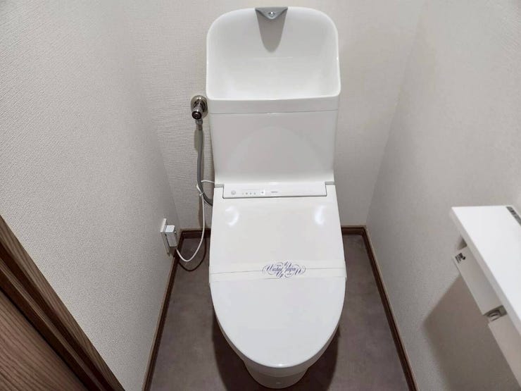 清潔感のあるトイレですね♪
温水洗浄機能付きで、一年中快適にご利用いただけます!