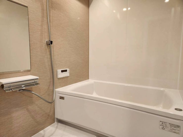 新品交換された浴室で一日の疲れを癒すことができますね♪
毎日のバスタイムが楽しみになる、そんなお部屋です!