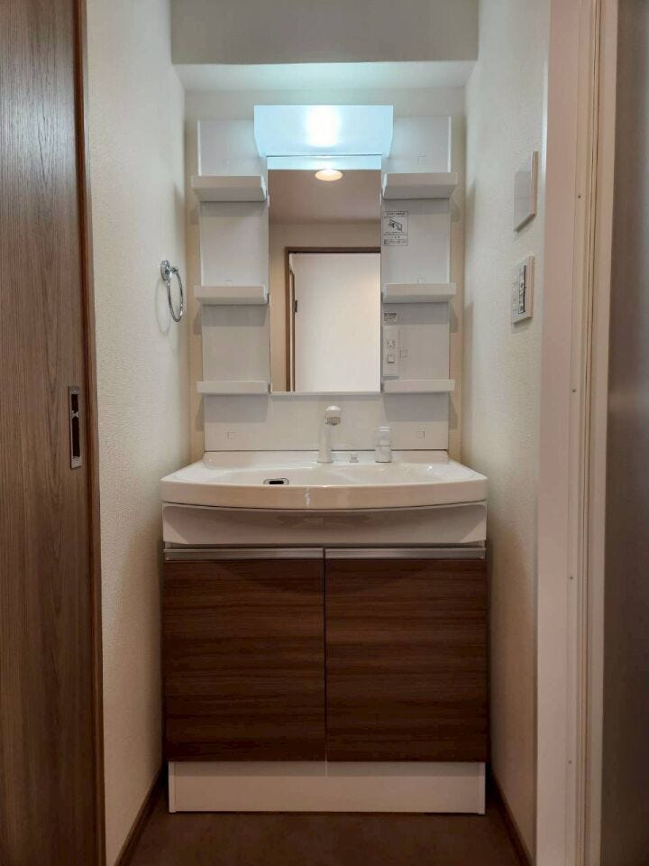 明るく広々とした独立洗面台ですね♪
鏡裏には収納スペースがあり、化粧品や洗面用具をすっきり整理できます!