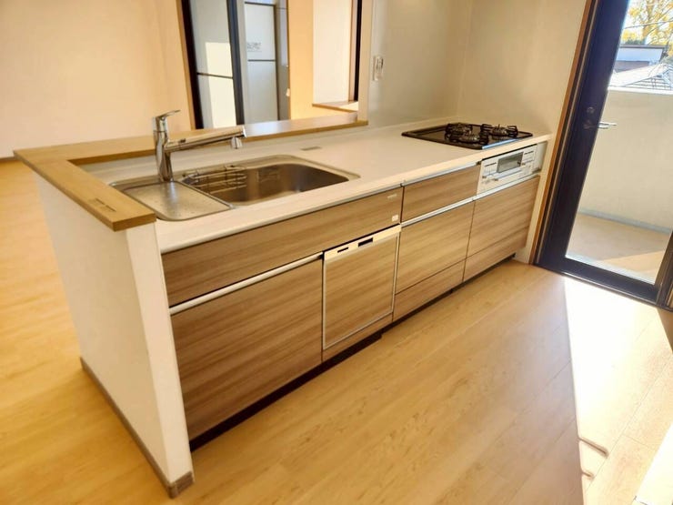 明るく清潔感あふれるキッチンですね♪
広いシンクで、お料理もはかどりますね♪