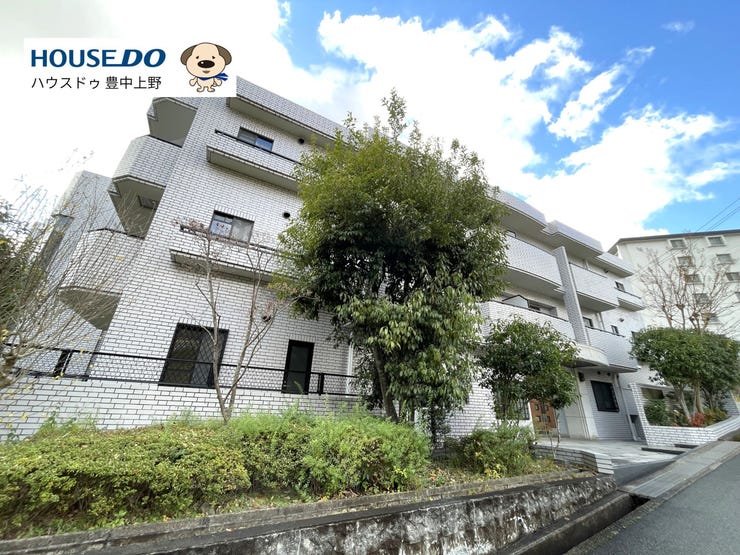 大阪モノレール線「少路駅」から徒歩10分の場所にあり、エントランスにはオートロックと宅配ボックスが設置されています。すぐ北側に中央環状線が通っており、車での移動がスムーズです。